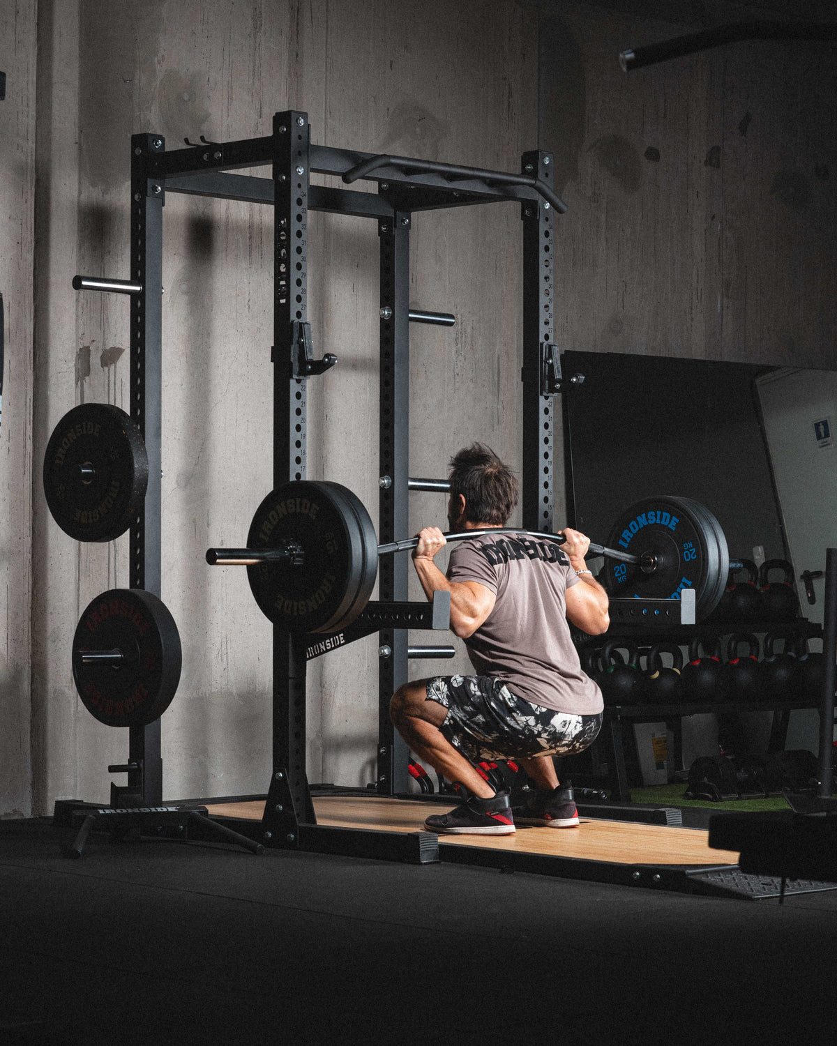Buffalo cambered squat bar for athletes and coaches