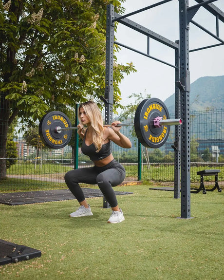 Athlète au squat à l'extérieur avec des colliers IRONSIDE installés